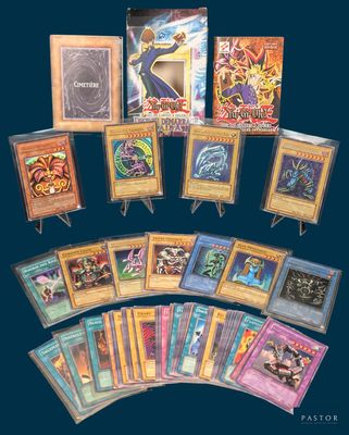 La collection de cartes est présentée sur un fond bleu