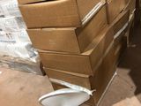 une pile de cartons empilés les uns sur les autres