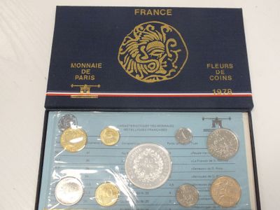 une boîte de pièces sur laquelle est représenté un lion