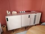 une armoire blanche dans une pièce aux murs roses