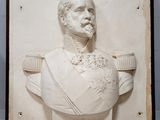 un relief blanc représentant un homme barbu et moustachu