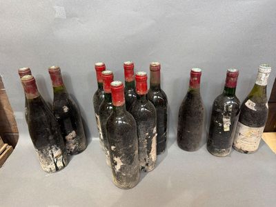 plusieurs bouteilles de vin sont alignées sur une table
