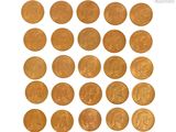 beaucoup de pièces d'or sur une surface blanche