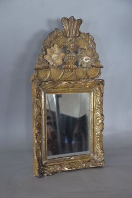 un miroir posé sur une table devant un mur