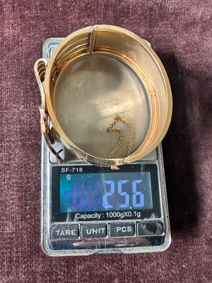 une horloge posée sur une balance