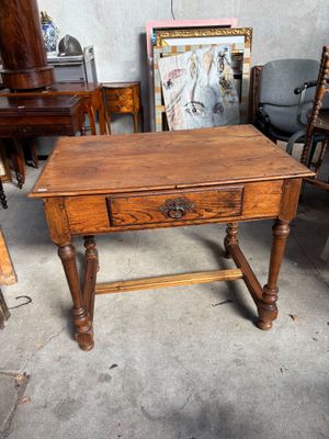 une petite table avec un tiroir dans une pièce