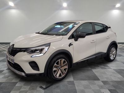 une voiture blanche garée dans une pièce au sol en damier