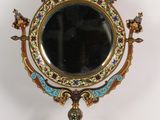un miroir posé sur un pied, lui-même posé sur une table