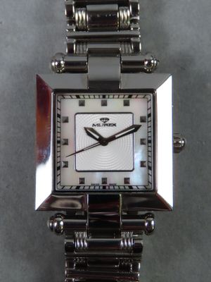 gros plan d'une montre sur une table