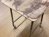une table sale au milieu d'une pièce