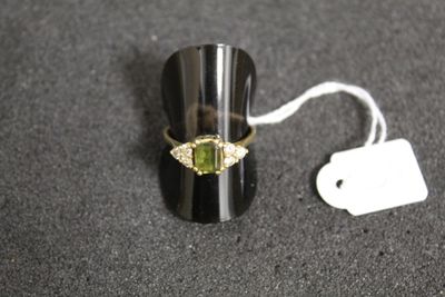 une bague posée sur une table avec une étiquette de prix