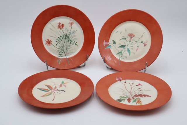 Suite de 4 assiettes à dessert à décor peint floral en porcelaine...