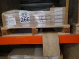 une pile de boîtes sur une palette dans un entrepôt