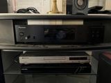 une photo d'une chaîne hi-fi posée sur une étagère en verre