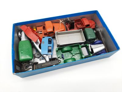 une boîte bleue remplie d'une sélection de petits véhicules-jouets