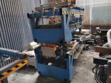une image d'une machine qui travaille sur un morceau de bois