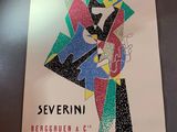 quelqu'un tient une affiche sur laquelle figure la photo d'une femme