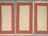 deux serviettes rouges et blanches ornées de motifs grecs