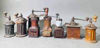différents types de moulins à café posés sur une table