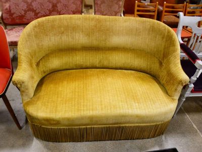 Canapé Napoléon III garni de velours ocre reposant sur quatr… - Photo 1