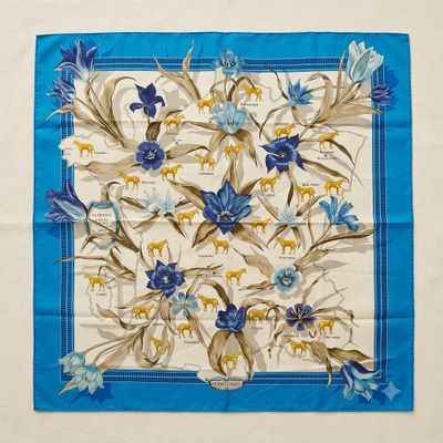 une photo d'un foulard carré bleu et blanc orné de fleurs bleues