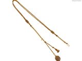 une image représentant un collier en or composé d'une longue chaîne et de deux breloques