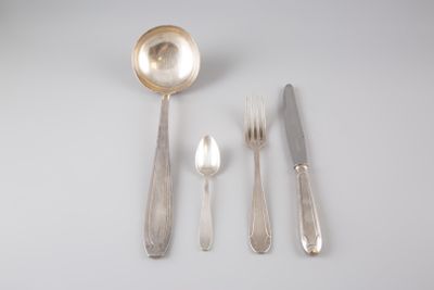 une cuillère, une fourchette et un couteau en argent posés sur une table