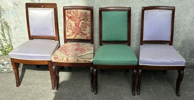 trois chaises en bois avec des coussins rembourrés et une assise verte