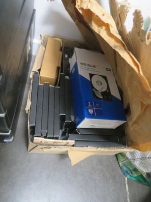 une boîte contenant un disque dur, posée par terre