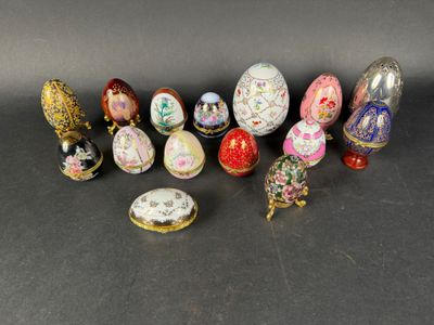 de nombreux œufs de différentes couleurs posés sur une surface noire