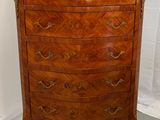 une vieille commode en bois avec un plateau en marbre