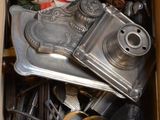 une boîte remplie d'objets assortis qui s'y trouvent