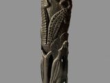 une sculpture en bois représentant un homme et un oiseau sur une souche d'arbre