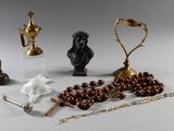 un grand nombre d'objets posés sur une table
