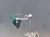 une lampe verte posée sur une table