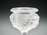 un vase en verre transparent orné d'un motif floral