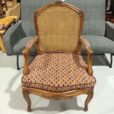une chaise qui se trouve au milieu d'une pièce