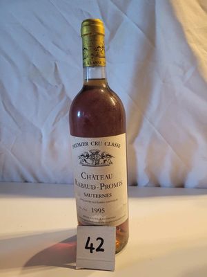 une bouteille de vin posée sur une table, avec une étiquette de prix