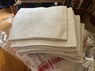 une pile de serviettes pliées sur une table