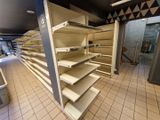 il y a beaucoup d'étagères vides dans le magasin