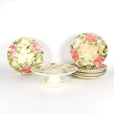 trois assiettes et un présentoir à gâteaux posés sur une table blanche
