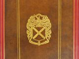 un livre marron orné d'un emblème doré