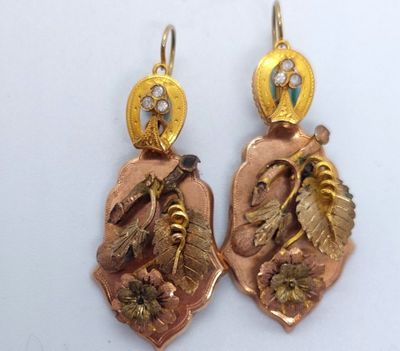 paire de boucles d'oreilles en or et émail ornées de libellules et de feuilles