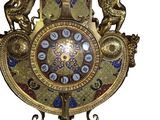 une horloge posée sur un support sur fond blanc
