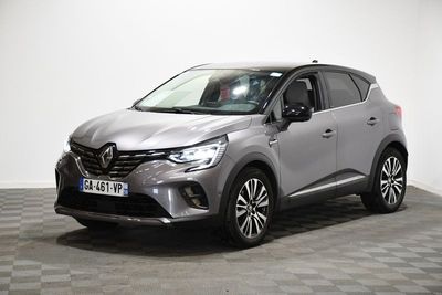 une voiture grise est garée dans une pièce au sol à carreaux