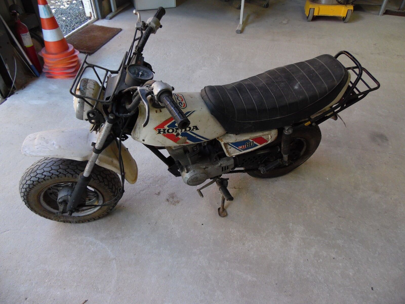 - Moto HONDA CY80 type HB01, cadre n° HB015001881, à restaur…