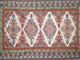 un tapis au motif multicolore sur fond blanc