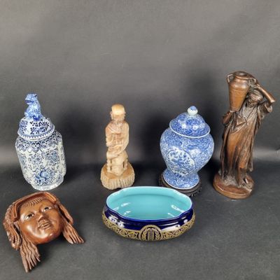 de nombreux vases et figurines de toutes sortes sur la table
