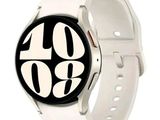 une image montrant un gros plan d'une montre sur un poignet blanc