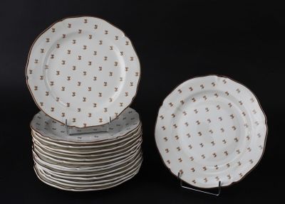 GIEN: 15 assiettes plates en faïence à décor de baies. - Photo 1